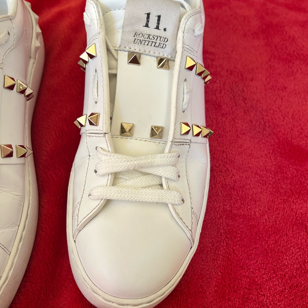 Valentino Garavani Gold Rockstud White
Leather Low Top Sneakers.